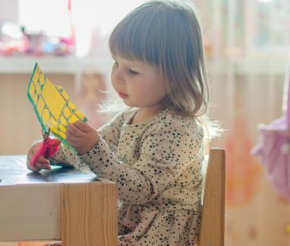 探索幼儿教育学校时查看任务