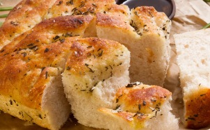 5种成分的迷你面包潘意式薄饼声称是互联网上最简单的面包食谱之一