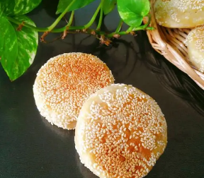 烧饼是一种传统的中国面食可以作为早餐或下午茶的美食