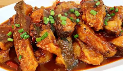 红烧草鱼块是一道常见的中式菜肴