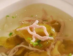 榨菜肉丝汤是一道美味的汤菜适合作为正餐或小吃食用