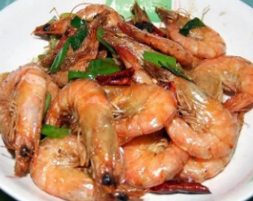 炒虾是一道常见的中式菜肴一种简单的炒虾做法