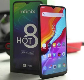 Infinix Hot 8智能手机背面配备三摄像头设置