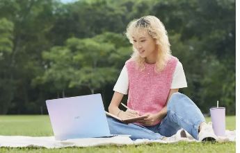 LG发布了一款带有隐藏式触摸板的漂亮的新型彩虹笔记本电脑