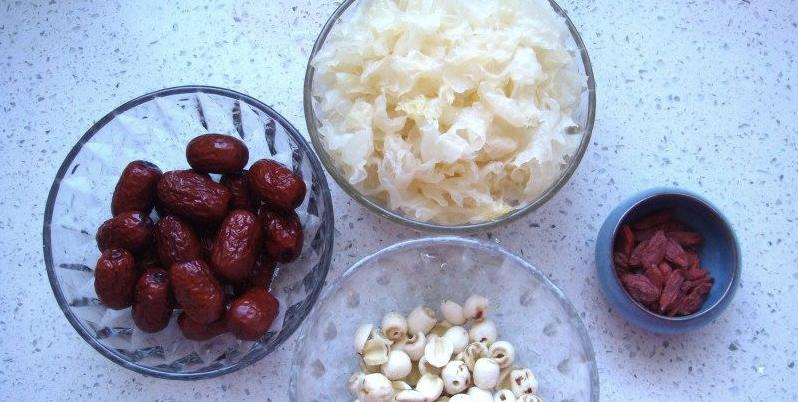 怎样做银耳莲子红枣汤？ 莲子银耳红枣汤的做法