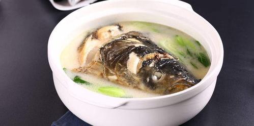 鱼头汤放什么菜好吃？ 鱼头汤放什么配菜好吃