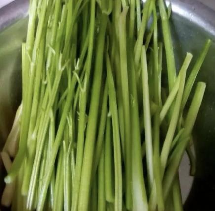 凉拌芹菜最好吃的做法？ 芹菜花生米凉拌菜最简单的方法