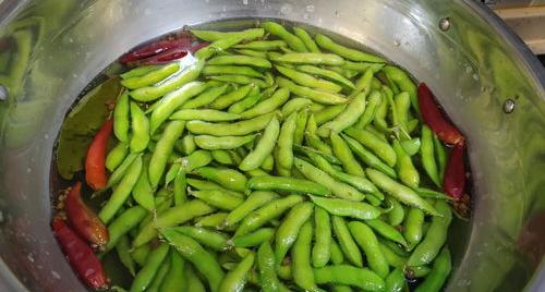 煮毛豆时，直接煮是正确的做法吗？怎样才能使毛豆翠绿不发黄，还入味呢？ 煮毛豆时千万不要直接煮