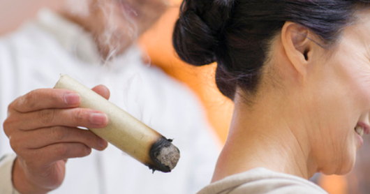 家里艾条的正确使用方法？ 艾灸的正确方法