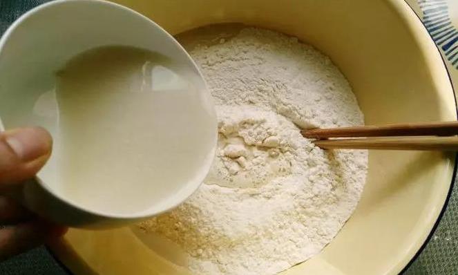 怎样蒸馒头才会松软不回缩？ 馒头松软的秘方窍门