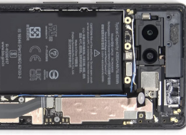 据称谷歌Pixel7a拆解揭示了未发布设备的内部结构