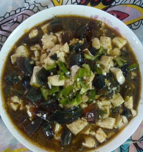 豆腐拌松花蛋怎么拌好吃？ 松花蛋拌豆腐的做法凉拌