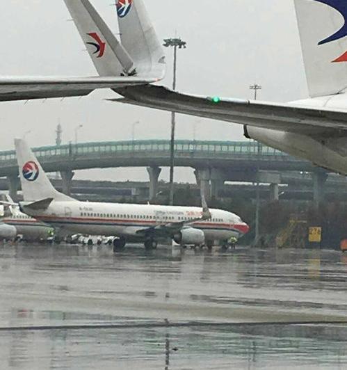 韩国空军两架教练机空中相撞，致4人死亡，当时的情况怎么样？ 两架飞机在韩国机场相撞