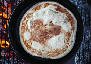 简单的素食户外煎锅面包