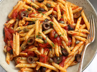 纯素Penne Puttanesca配咸橄榄和刺山柑