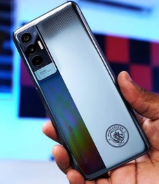 Tecno Pova 5g手机背面配有三重摄像头
