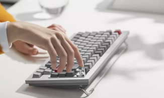 Oneplus和Keychron联手推出新型耐用机械键盘