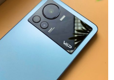 Infinix Note 12 VIP手机配备6.7英寸全高清屏幕