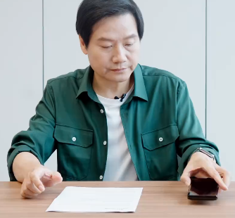 雷军在一段动手视频中透露了小米Mix Fold 3的高端构造和悬停摄像头功能