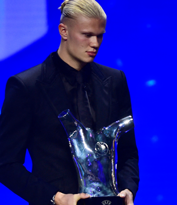 埃尔林哈兰德和艾塔娜·邦马蒂荣获欧足联年度最佳球员奖