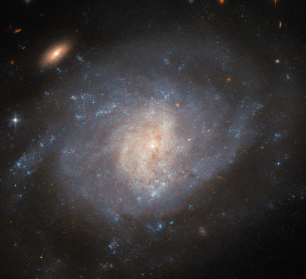 哈勃望远镜观测到看起来朦胧的螺旋星系NGC 941