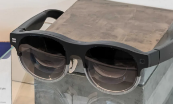 华硕AirVision M1是一款适合多任务处理者的可穿戴显示器