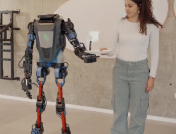Menteebot是一款真人大小的人工智能机器人您可以用自然语言进行命令