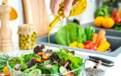 以正确的方式清洗和储存蔬菜最大限度地提高味道并减少食物浪费