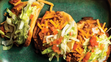 素食酥脆Chalupa Naan玉米卷配牛油果牧场酱