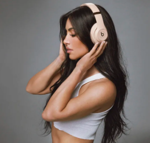 Kim Kardashian携全新Beats耳机联名回归
