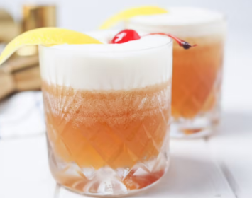 完美的素食杏仁酸酒搭配鹰嘴豆水