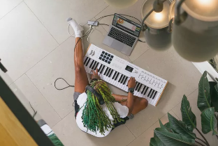 有了这款MIDI控制器你无需电脑